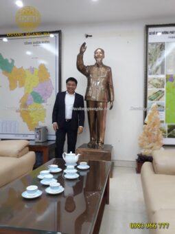 TƯỢNG BÁC HỒ ĐỨNG VẪY TAY CHÀO