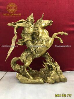 QUAN VÂN TRƯỜNG CƯỠI NGỰA ĐỒNG VÀNG