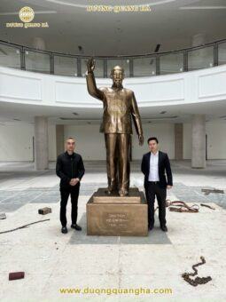 TƯỢNG BÁC HỒ ĐỨNG CHÀO CAO 3m5