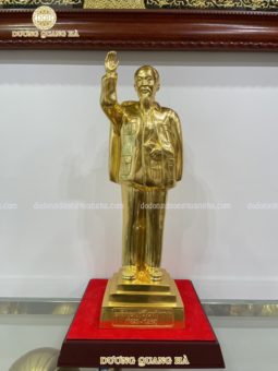 Tượng Bác Hồ đứng vẫy tay chào dát vàng 9999