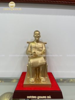 Tượng Bác Hồ Ghế Mây đồng đỏ làm màu nhũ