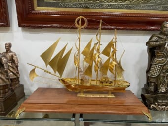 Thuyền Buồm Đế Gỗ Hương Mạ Vàng 24k