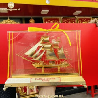 Thuyền Buồm Đặt Bàn Làm Việc Mạ Vàng