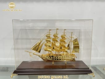 Sản Phẩm Thuyền Buồm Đế Gỗ Mạ Vàng 24k