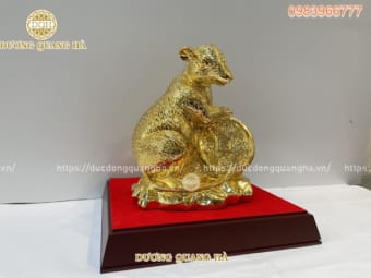 Chuột ôm tiền xu bằng đồng mạ vàng