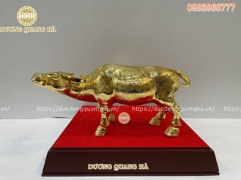 Tượng trâu bằng đồng mạ vàng