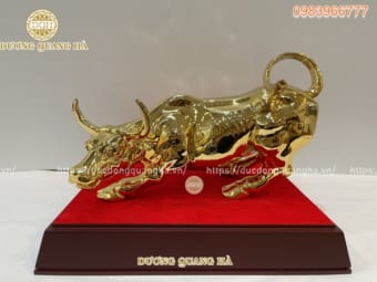 Tượng trâu húc phong thủy mạ vàng cao cấp