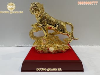 Tượng hổ đứng gậy như ý bằng đồng mạ vàng