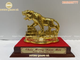 Tượng hổ đứng bệ mạ vàng