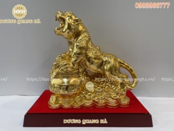 Tượng hổ ôm túi vàng thiếp vàng 9999