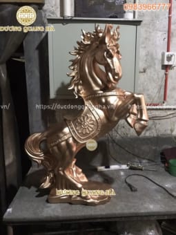 Tượng ngựa hí bằng đồng đỏ mộc